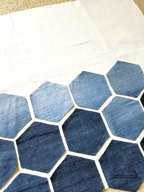 #Upcycle old jeans! - Hexagon pillow cover Hexagon Pillow, Denim Wreaths, Upcycled Denim Diy, Diy Pouf, Diy Old Jeans, Denim Blanket, Trendy Headbands, Denim Bag Patterns, Denim Crafts Diy