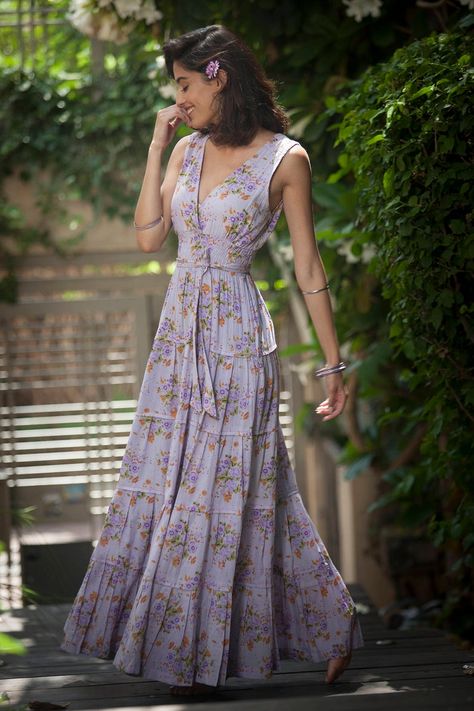 Purple Floral Dresses, Lavender Long Dress, Bridesmaid Lavender, Lavender Floral Dress, Lavender Maxi Dress, Lavender Fashion, Romantic Maxi Dress, Carrie Dress, Bohemian Summer Dresses