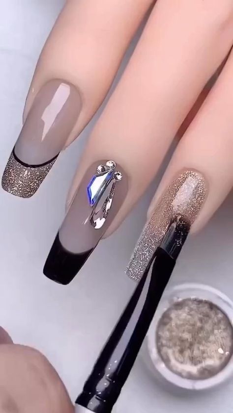 Nail inspiration Nails Design With Rhinestones, Nail Art Designs Videos, Pretty Nail Art, Sparkly Nails, Cat Kuku, Elegant Nails, Classy Nails, Chic Nails, Fancy Nails