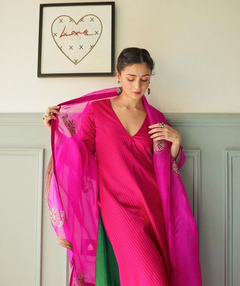 Rani Pink, Traditional Indian Dress, Casual Indian Fashion, Desi Fashion Casual, Indian Dresses Traditional, Traditional Indian Outfits, Trendy Dress Outfits, Dress Indian Style, Stylish Dress Book