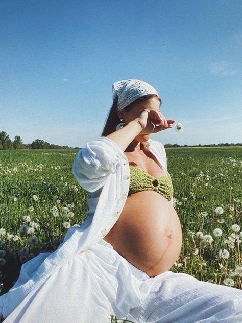 Maternity Photos On Film, Cool Maternity Shoot, Park Maternity Shoot, Candid Maternity Shoot, Plisse Set Outfit, Earthy Maternity Photos, Ethereal Maternity Shoot, Dreamy Maternity Shoot, Pregnancy Photoshoot Outdoor