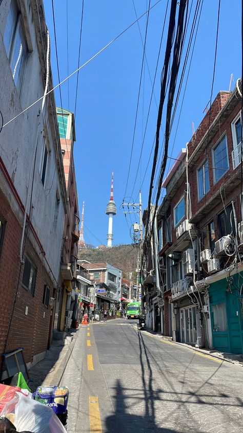 Iconic view of the Namsan tower in seoul south korea! Abroad Aesthetic, Namsan Tower, Seoul Street, Seoul South Korea, Study Abroad, South Korean, South Korea, Seoul, Street View