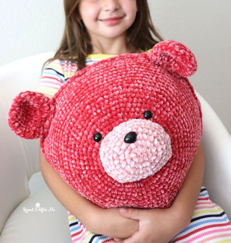 Your favorite Velvet Bear is now in pillow form! I used the same squishy soft Bernat Velvet yarn as in my crochet bear pattern and made a super squishy pillow! A skein of Bernat Velvet yarn goes a long way so it takes less than one ball to make the entire pillow! Be sure to … Crochet Pillows For Kids, Bernat Velvet Yarn Crochet Patterns, Velvet Yarn Crochet Patterns, Chenille Yarn Crochet Patterns, Amigurumi Pillow, Bernat Super Value Yarn, Bernat Velvet, Valentine Crochet, Yarn Wig