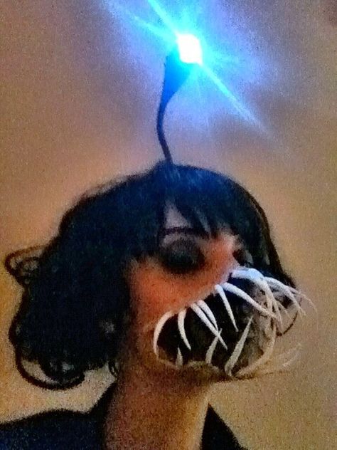 IT'S AN ANGLERFISH COSTUME!! awesome!! Angler Fish Aesthetic, Halloween Costumes Ideas Scary, Halloween Scary Costumes, Angler Fish Costume, Teeth Mask, Haunted House Makeup, Fish People, Halloween Teeth, Makeup Zombie