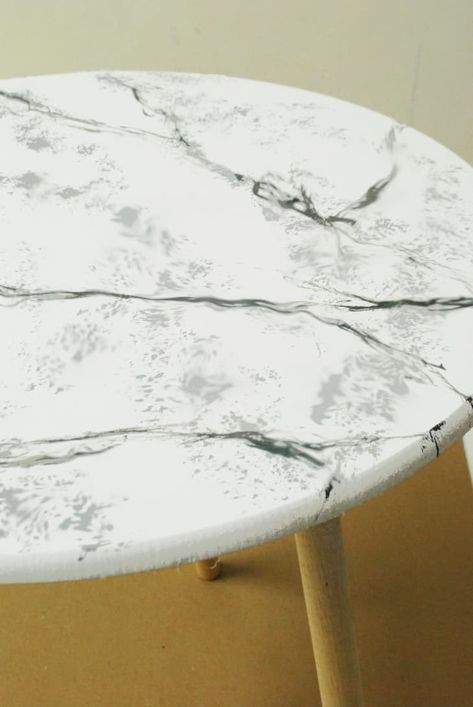 How To Make a Painted Faux Marble Table Top | Apartment Therapy Glass Table Redo, Paint Faux Marble, Painted Table Top, Diy Marble Table, Chalk Paint Chairs, Faux Marble Paint, Marble Tables Living Room, Painted End Tables, Round Marble Table