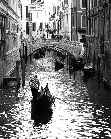 Black and White Venice - Digital Photography, Italy Photography, Venice Photography, Venice Art, Venice Decor, Black and White Photography by BelleLuneArts on Etsy https://www.etsy.com/listing/239497924/black-and-white-venice-digital Iphone Black Wallpaper, Italy Black And White, Italian Photography, Venice Italy Photography, Venice Photography, Photography Italy, Black And White Photo Wall, Italy Pictures, White Minimal