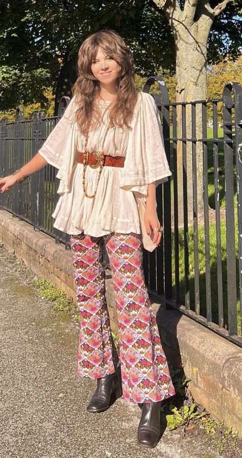 1970s Jeans Outfit, 70s Kimono Outfit, Retro Outfits 60s Style Women, 60s Woodstock Fashion, 60s Hippy Fashion, Boho Outfits 70s, 70s Women Aesthetic, Late 1970s Fashion Women, 60s Woman Aesthetic