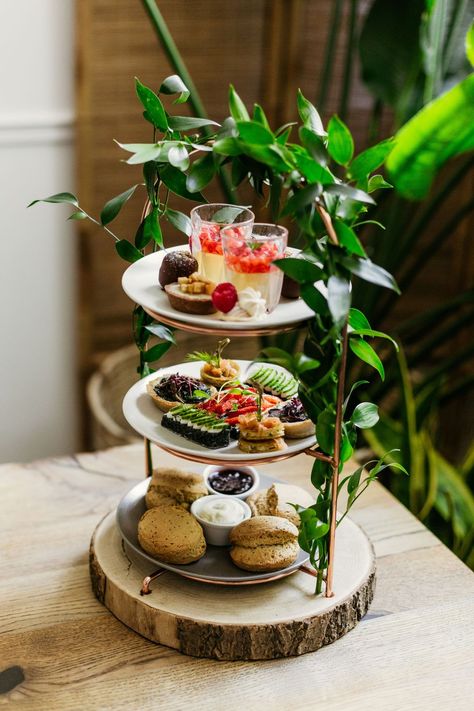 Farmacy - best vegan afternoon tea Afternoon Tea Styling, Healthy Afternoon Tea, Garden Afternoon Tea, Afternoon Tea Decor, Afternoon Tea Photography, Boozy Bouquet, Afternoon Tea Ideas, Grilled Courgette, Vegan Afternoon Tea