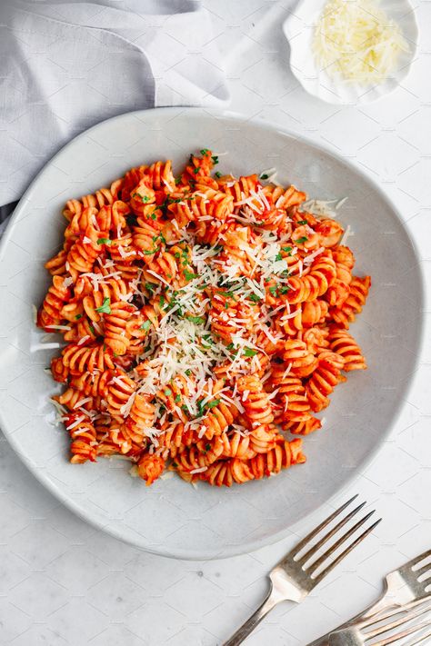 Fusilli Pasta Recipes, Pasta Pictures, Fusilli Pasta Recipe, Fusili Pasta, Italian Food Photography, Pasta With Tomato Sauce, Pink Sauce Pasta, Pasta Fusilli, Pink Sauce