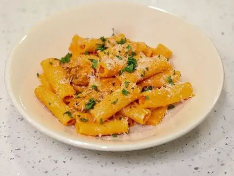 One Pot Spicy Chorizo Rigatoni Recipe Chorizo Rigatoni, Chorizo Pasta Recipes, Rigatoni Recipe, Rigatoni Recipes, Chorizo Pasta, Creamed Onions, Rigatoni Pasta, Chorizo Sausage, Minced Onion