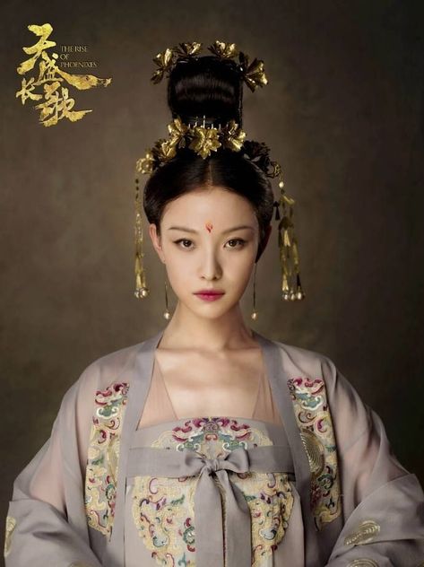 ☣️ Rise Of The Phoenixes, The Rise Of Phoenixes, Chinese Empress, Chen Kun, Empress Of China, Noble Lady, Chinese Aesthetic, Traditional Chinese Dress, Chinese Hairstyle