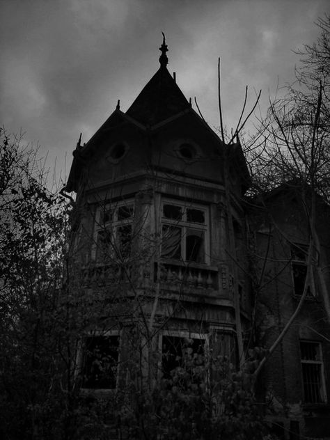 Goth Architecture, Architecture Gothic, Old Abandoned Buildings, Creepy Houses, Gothic Buildings, Dark Castle, Spooky House, Scary Places, Gothic Aesthetic