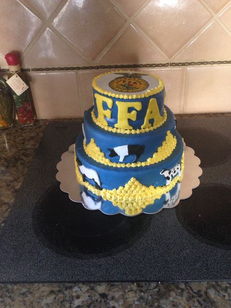 The FFA cake i made for auction today!! Ffa Cake Decorating Ideas, Ffa Cake Ideas, Ffa Cake, Ffa Fundraiser, Ffa Banquet Ideas, Country Cakes, Ffa Banquet, Farm Cakes, Ffa Ideas