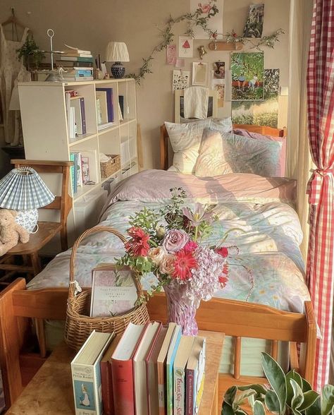 Room Inspo With White Furniture, Center Window Bedroom Design, Cottage House Interior Bedroom, Dorm Room Decor Inspiration, Cozy Room Colors, Pretty Room Colors, Bedroom Separator Ideas, Cottage Aesthetic Bedroom, Dainty Bedroom