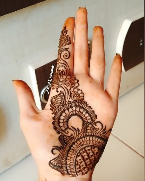 Mehandi Ideas Simple Front Hand, Mehndi Designs Simple Right Hand, Mehendi Arabic Designs For Hands, Simple Mehndi Arabic Designs, Right Palm Mehndi Design, Small Arabic Mehendi Designs, Arabic Mehendi Designs Front Hand Simple, Mehendi Designs Arabic Simple, Simple Arabic Henna Designs Front Hand