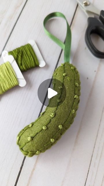 Pickle Felt Ornament, Felt Pickle Ornament, Diy Pickle Ornament, Embroidery On Felt Ideas, Diy Christmas Felt Ornaments, Felt Crafts No Sew, Felt Pickle, Felt Brooch Diy, January Decorating Ideas