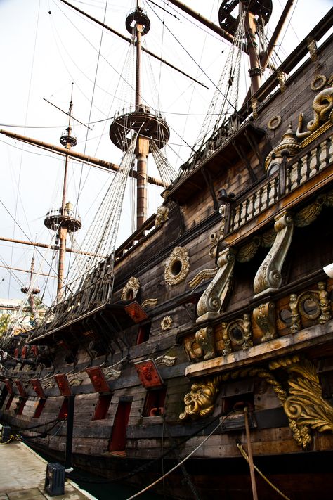 pirate ship Old Pirate, Navi A Vela, Old Sailing Ships, Sailing Vessel, Black Sails, Pirate Life, Wooden Ship, Samos, Tall Ships