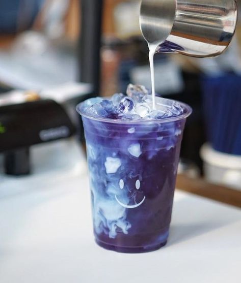 Blue Chai tea 💎 natural & organic 😋 🌱 Witchcraft Food, Chai Tea Drinks, Blueberry Drinks, Blueberry Milk, Blue Matcha, Cafe Vibes, Menu Cafe, Organic Drinks, Coffee Shot