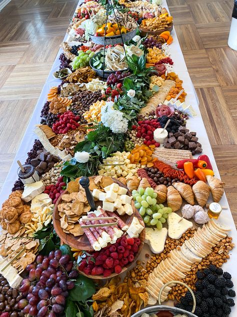 A Charcuterie Artist Shares Tips on What Makes a Good Spread Large Grazing Table, Fancy Charcuterie Board, Fancy Charcuterie, Wedding Charcuterie Table, Charcuterie Tables, Xmas Appetizers, Charcuterie Board Wedding, Wedding Foods, Party Crowd