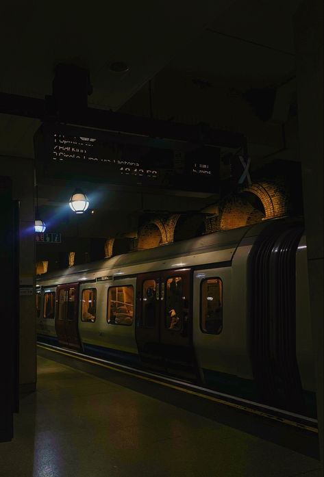 Underground Subway Aesthetic, London Underground Aesthetic, Underground Photography, Underground Aesthetic, Subway Aesthetic, Underground Subway, London Aesthetic, London Underground, Aesthetic Dark