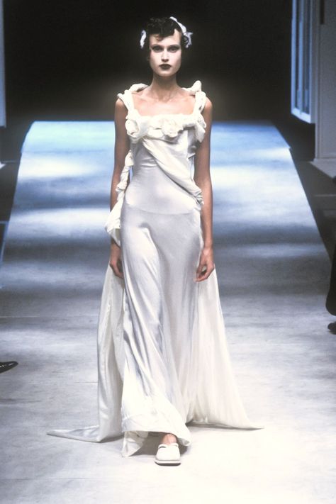 Runway Fashion Looks, 90’s Outfits, White Runway, Model Runway, Vintage Runway, Fashion Collage, Runway Dresses, Yohji Yamamoto, Chic Dress