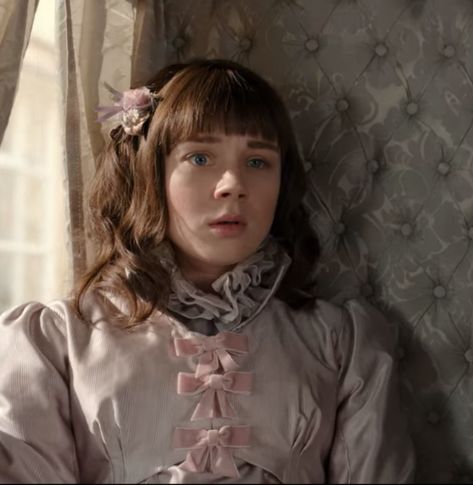 Bridgerton Season 1, Bridgerton Icons, Cottagecore Outfit Ideas, Claudia Jessie, Eloise Bridgerton, Period Films, Cottagecore Outfits, Inspired Fashion, Iconic Characters