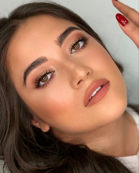 Hermoso MakeUp en tonos Nude Rose y tonos tierra. • #makeup #beauty #makeupartist #makeuptutorial #jewerly #makeuplover #makeupaddict #makeuplook Make Up Earth Tones, Nude Makeup Look, Engagement Makeup, Simple Makeup Looks, Neutral Makeup, Nude Makeup, Makeup Natural, Fall Makeup, Nude Color