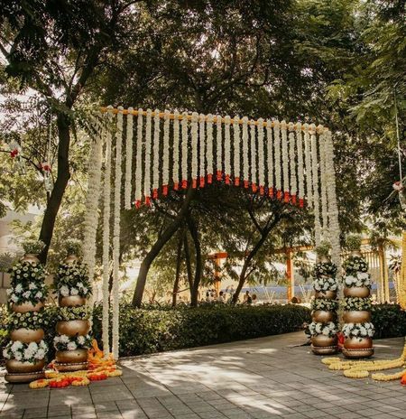 South Indian Wedding Stage Backdrop, Entry Arch Wedding, South Indian Theme Decor, Wedding Entrance Arch, South Indian Wedding Decor, Reception Decoration Ideas, Outdoor Wedding Reception Decorations, Wedding Entry, Indian Wedding Stage