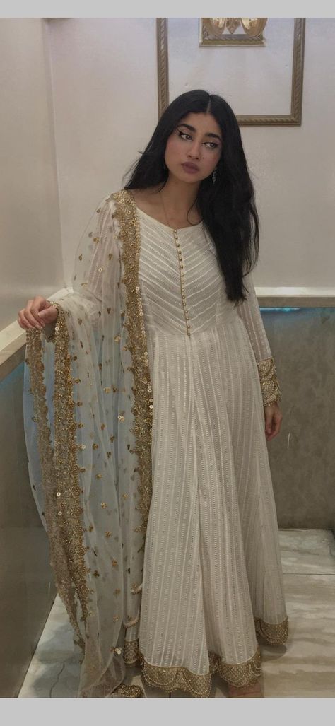 White Pakistani Suit Party Wear, Maxi Dress Pakistani, White Pakistani Suit, White Frock, Pakistani Kurta, Mehendi Outfit, Desi Dress, Pakistani Formal Dresses, Dress Pakistani