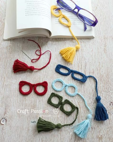 Crochet Glasses Chain, Crochet Bookmark Tutorial, Crochet Eyeglass Cases, Crochet Glasses, Easy Crochet Bookmarks, Crochet Bookmarks Free Patterns, Bookmark Tutorial, Bookmarks Ideas, Small Crochet Gifts