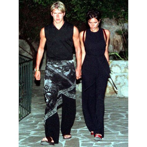 David Beckham 90s, David Beckham Style Outfits, David Beckham Style, Posh And Becks, Halloween Costume Suit, Victoria And David, David And Victoria Beckham, Fashion Fail, Mode Inspo