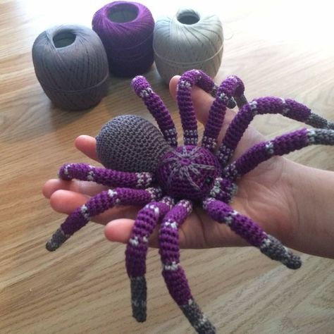 Crochet Tarantula, Butterfly Crochet, Animal Crochet, Halloween Crochet Patterns, Fun Crochet Projects, Theme Halloween, Crochet Stuff, Halloween Crochet, Diy Crochet Projects