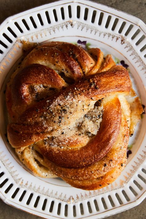 Scandinavian Sweets, Swedish Cardamom Buns Recipe, Cardamom Buns Recipe, Swedish Cardamom Buns, Creamy Chickpea, Food Sides, Cooking Projects, Cardamom Buns, Buns Recipe