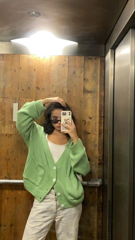 white tank top wuth green cardigan and white pants Bright Outfits Aesthetic, Edie Liberty Rose, Green Cardigan Outfit, Cardigan Outfit Aesthetic, Bright Outfits, Cardigan Outfit, Girls Mirror, Green Cardigan, Cardigan Outfits