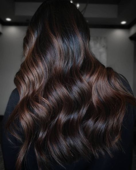 Mane Addicts auf Instagram: „We cannot get over these mocha blends ☕️ @balayage.by.kass“ Hazelnut Balayage On Black Hair, Hazelnut Highlights On Black Hair, Mocha Brown Balayage, Mocha Balayage, Balayage On Black Hair, Mane Addicts, Black Hair Balayage, Black Hair With Highlights, Chocolate Swirl