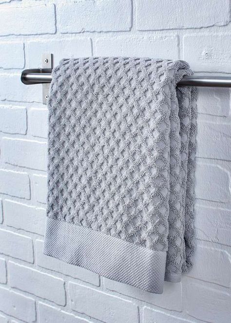 Bath Towel Folding Ideas, Bath Towel Folding, Towels On Towel Bar, Fold Towels For Display, How To Fold Bath Towels, Folding Bathroom Towels, Bath Towels Display, Folding Bath Towels, Hand Towel Folding