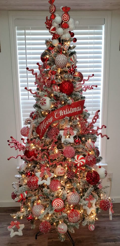 Redand Green Christmas Tree, Red And White Lights On Christmas Tree, Red Snd White Christmas Tree, Santa Claus Tree Theme, Red And White Candy Christmas Tree, Santa Clause Christmas Tree Theme, Christmas Tree Santa Theme, Santa Claus Themed Christmas Tree, Red Silver And White Christmas Tree