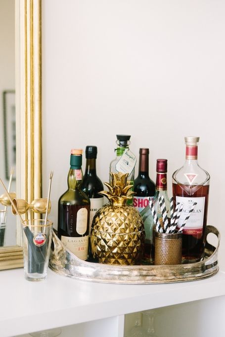 Ideas De Mini Bar, Bandeja Bar, Coin Bar, Diy Bar Cart, Gold Bar Cart, Outside Bars, Bar Tray, Bar Cart Styling, Pub Set