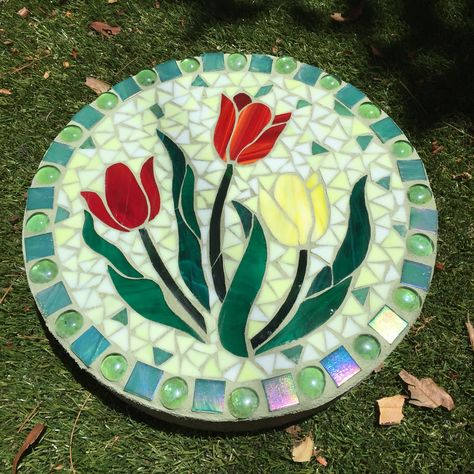 Tulip Mosaic, Realistic Flower Drawing, Easy Mosaic, Mosaic Stepping Stone, Mosaic Birdbath, Mosaic Rocks, Mosaic Stepping Stones, Mosaic Pots, Mosaic Flower Pots