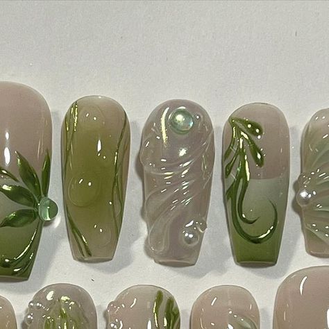 APRÉS GEL X NAILS + MAKEUP 🇨🇦 on Instagram: "tropical x fairy 🌿🧚 Ib: @shynebychelle #pinterestnails #pressonnails #gelpressonnails #gelnailsdesign #pressons #nailart #greennails #chromenailart #texturednails #3Dnails #fairynails #auranails #trendynails" Fairy Acrylic Nails Aesthetic, Unique Green Nails, Green Whimsical Nails, Fairy Vibe Nails, Fairy Nails Green, Green Ethereal Nails, Moss Garden Nails, Enchanted Nails Design, Fairy Green Nails