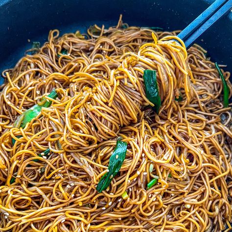 Hong Kong Fried Noodles, Hong Kong Style Pan Fried Noodles, Hong Kong Noodles Recipes, Egg Fried Noodles, Hong Kong Food Recipes, Hong Kong Recipes, Hong Kong Style Noodles, Hong Kong Noodles, Kong Recipes