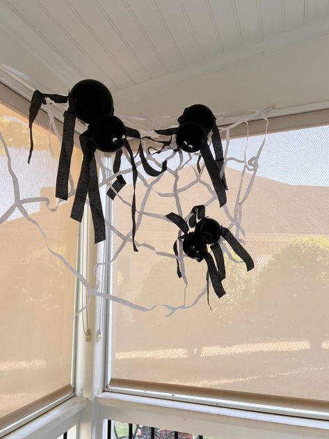 How To Make Halloween Balloon Spiders - The Home Depot Balloon Spider, Home Depot Kids Workshop, Spider Web Halloween Decorations, Halloween Balloon, Halloween Decorations For Kids, Kids Workshop, Kid Friendly Halloween, Make Halloween, Halloween Balloons