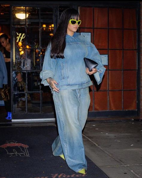 Balenciaga Outfit Women, Chic Clothing Style, Rihanna Outfits, Rihanna Looks, Denim Set, Winter 22, Rihanna Style, Winter Fashion Outfits Casual, Dope Outfits