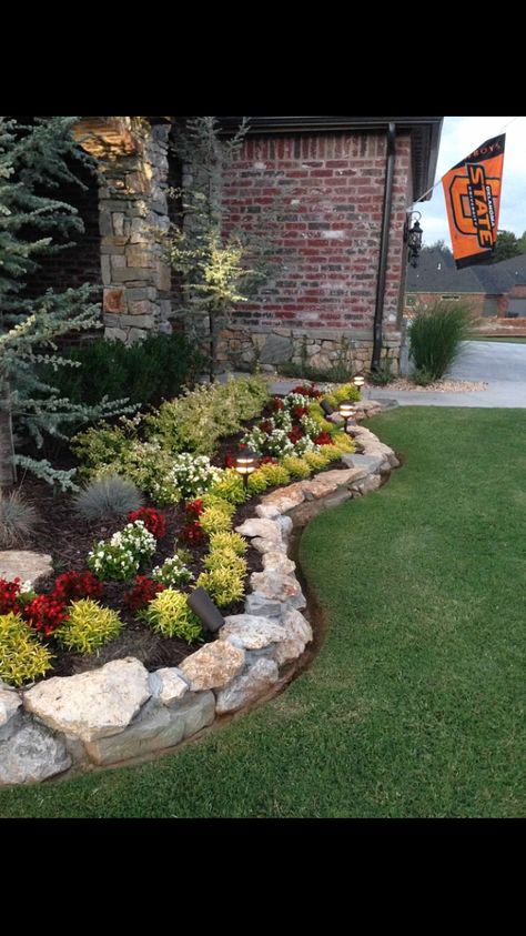 Flower Bed Against House, Flower Beds In Front Of House, Small Flower Bed Ideas, Flowerbed Design, Flowerbed Landscaping, Neighborhood Entrance, Room Garland, Landscaping Flower Beds, Deck Gate