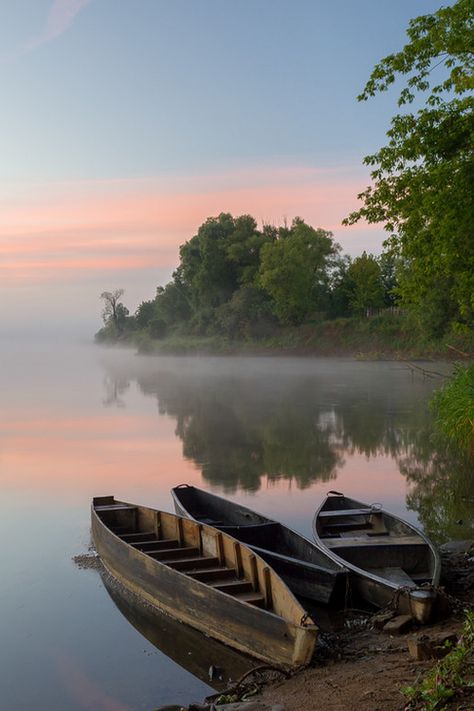 Old Boats, Canoes, Alam Yang Indah, Nature Aesthetic, Pretty Places, Ponds, Travel Aesthetic, Yachts, Pretty Pictures