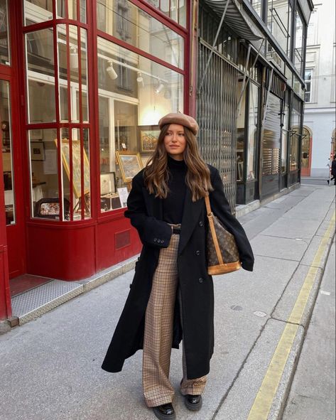 Paris Aesthetic Fashion, Emrata Outfits, Livia Auer, Eurotrip Outfits, London Outfit Ideas, Madrid Outfits, European Outfits, Nyc Winter Outfits, Girls Attire