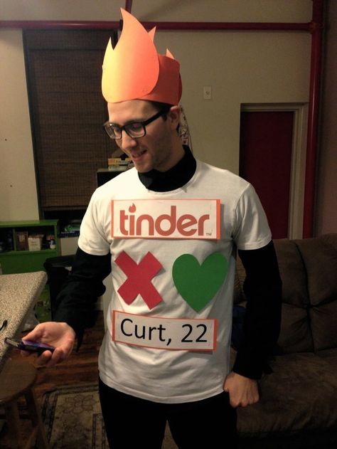 Tu perfil de Tinder | 21 Disfraces simples que puedes hacer tranquilamente el día antes de Halloween Tinder Costume, Simple Costumes, Quick Halloween Costumes, Black Halloween Costumes, Halloween Costumes For 3, Clever Halloween Costumes, Holloween Costume, Diy Kostüm, Halloween Tattoo