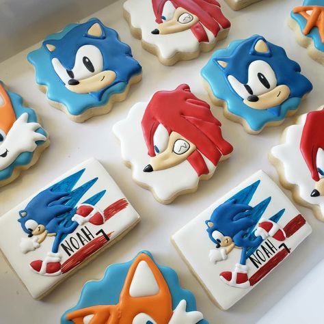 Sonic cookies IG  @cookiecousindelights Sonic Chocolate Covered Oreos, Sonic Cookies Birthday Parties, Sonic Hedgehog Cookies, Sonic Cookie Cake, Sonic 2 Cake, Sonic And Knuckles Cake, Sonic Cookies Decorated, Knuckles Birthday Party, Cookies Sonic