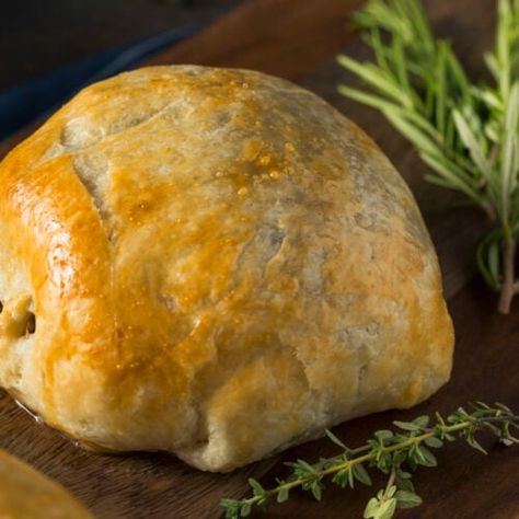 Ground Beef Wellington Recipe, Ground Beef Burger Recipe, Ground Beef Wellington, Small Dinner Party, Easy Beef Wellington, Gordon Ramsey Recipes, Wellington Recipe, Beef Meals, Beef Wellington Recipe