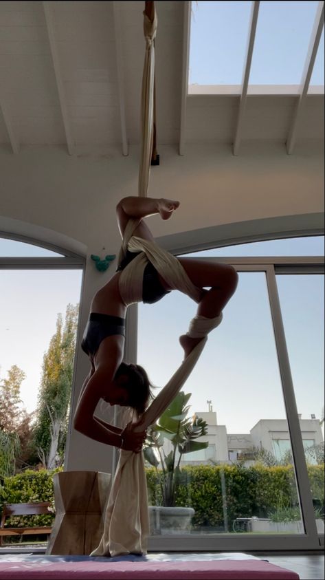 Areal Dance, Aerial Silks Beginner, Arial Silks, Silk Yoga, Aerial Gymnastics, Air Yoga, Aerial Yoga Poses, Circus Aesthetic, Aerial Silk